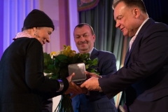 Dorota Grynczel odbiera medal pamiątkowy. (fot. Anita Kot)