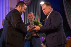 Artur Tanikowski odbiera medal pamiątkowy. (fot. Anita Kot)