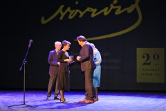 W imieniu nominowanego w kategorii Teatr Modesta Rucińskiego Medal Pamiątkowy odebrała żona Marta Rucińska. (fot. Mazowiecki Instytut Kultury)