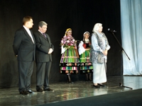 Od prawej: Xymena Zaniewska-Chwedczuk, przewodniczący Sejmiku Włodzimierz Nieporęt, marszałek Adam Struzik - uroczystość rozdania nagród, Teatr Polski, 2002 r. Fot. UMWM