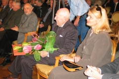 Profesor Andrzej Sadowski – laureat Nagrody „Dzieło życia” – z bukietem kwiatów. Fot. UMWM