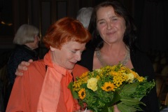 Barbara Falender z Aleksandrą Jachtomą – Laureatką nagrody 2004 roku. Fot. UMWM