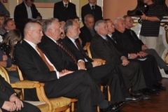 W pierwszym rzędzie od lewej: Robert Soszyński, Waldemar Roszkiewicz i przewodniczący kapituł Nagrody Norwidowskiej. Fot. UMWM