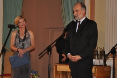 Przewodniczący Kapituły „Dzieło życia” Piotr Fogler zaprezentował laureata tego prestiżowego wyróżnienia. Monika Richardson poprowadziła galę. Fot. UMWM