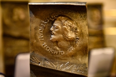 Medalion z wizerunkiem Cypriana Norwida, widniejący na statuetce Nagrody im. C. K. Norwida