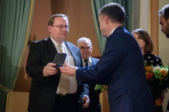 Michał Klubiński odbiera Medal Pamiątkowy