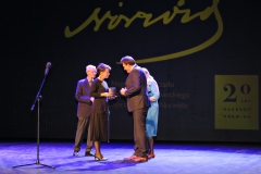 W imieniu nominowanego w kategorii Teatr Modesta Rucińskiego Medal Pamiątkowy odebrała żona Marta Rucińska. (fot. Mazowiecki Instytut Kultury)