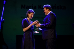 Laureatka nagrody im. Cypriana Kamila Norwida w kategorii Literatura Maria Karpińska odbiera statuetkę z rąk wiceprzewodniczącego Marcina Podsędka. (fot. Mazowiecki Instytut Kultury)