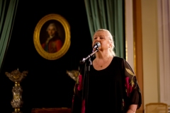 Stanisława Celińska wykonała szlagier „Kasztany”, francuską pieśń „W ogrodzie mego ojca” czy „Zachodź, że słoneczko”, przeplatając je wierszami Wisławy Szymborskiej. Fot. Anita Kot