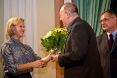 Marek Ławrynowicz - nominowany za powieść „Patriotów 44” - odbiera medal pamiątkowy. Fot. Anita Kot-72