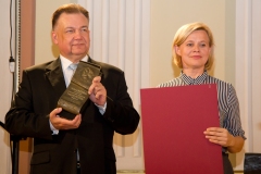 Statuetki wręczali marszałek Adam Struzik oraz przewodnicząca sejmikowej Komisji Kultury i Dziedzictwa Narodowego Bożena Żelazowska. Fot. Anita Kot