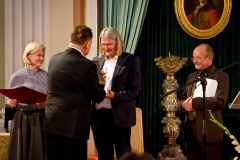 Paweł Nowak – laureat w kategorii sztuki plastyczne – odbiera statuetkę. Fot. Anita Kot