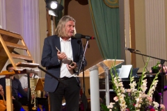 - Powiem szczerze, że łatwiej dla mnie jest dawać nagrody niż brać – wyznał Paweł Nowak, odbierając statuetkę. Fot. Anita Kot-97