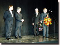 Od prawej: laureat Kazimierz Kord, Stefan Sutkowski, przewodniczący Sejmiku Włodzimierz Nieporęt, marszałek Adam Struzik - uroczystość rozdania nagród, Teatr Polski, 2002 r. Fot. UMWM
