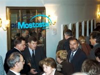 W trakcie antraktu uroczystości gości poczęstowano szampanem - uroczystość rozdania nagród, Teatr Polski, 2002 r. Fot. UMWM