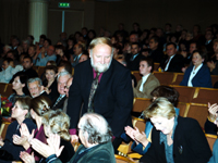 Na pierwszym planie laureaci: Adam Myjak i Teresa Budzisz-Krzyżanowska - uroczystość rozdania nagród, Teatr Polski, 2002 r. Fot. UMWM