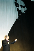 Przewodniczący Sejmiku, Włodzimierz Nieporęt na tle scenografii, ukazującej sylwetkę Cypriana Norwida - uroczystość rozdania nagród, Teatr Polski, 2002 r. Fot. UMWM