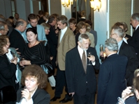 W trakcie antraktu uroczystości gości poczęstowano szampanem; Piotr Kuncewicz, laureat Nagrody w dziedzinie literatury przyjmował gratulacje - uroczystość rozdania nagród, Teatr Polski, 2002 r. Fot. UMWM