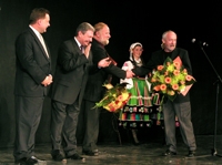 Autorzy nagrodzonej Kwadrygi z Apollinem, Adam Myjak i Antoni Pastwa składają sobie nawzajem gratulacje - uroczystość rozdania nagród, Teatr Polski, 2002 r. Fot. UMWM