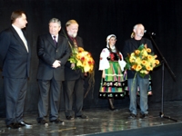Nagrody odbierają laureaci Antoni Janusz Pastwa i Adam Myjak - uroczystość rozdania nagród, Teatr Polski, 2002 r. Fot. UMWM