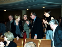 Z laureatką Teresą Budzisz-Krzyżanowską cieszyła się cała widownia. Jako pierwszy gratulacje złożył nominowany Ignacy Gogolewski - uroczystość rozdania nagród, Teatr Polski, 2002 r. Fot. UMWM
