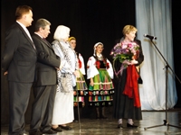 Teresa Budzisz-Krzyżanowska po odebraniu nagrody wspaniale zaimprowizowała interpretację utworu Norwida - uroczystość rozdania nagród, Teatr Polski, 2002 r. Fot. UMWM