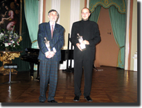 Od lewej: laureat w dziedzinie literatury - Krzysztof Gąsiorowski oraz laureat w dziedzinie sztuk plastycznych - Boris Kudlička - uroczystość rozdania nagród, Zamek Królewski, 2003 r. Fot. UMWM