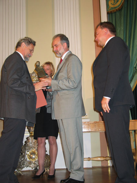 Bohdan Urbankowski otrzymuje statuetkę z rąk przewodniczącego Piotra Foglera. Fot. UMWM