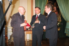Profesor Andrzej Sadowski odbiera nagrodę pieniężną z rąk dyrektora MAX-FILMU Krzysztofa Andryckiego. Fot. UMWM