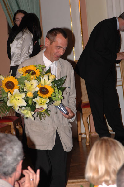 Roman Woźniak, rzeźbiarz, otrzymał medal okolicznościowy. Fot. UMWM