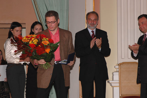 Tadeusz Wielecki, muzyk, otrzymał medal okolicznościowy. Fot. UMWM