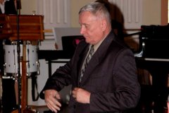 Przewodniczący Kapituły Plastycznej, prof. Stanisław Wieczorek, za chwile ogłosi nazwisko Laureata. Fot. UMWM