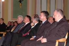 Widownia była zachwycona koncertem i rozbawiona. Od prawej - wicemarszałek Waldemar Roszkiewicz, wicemarszałek Janusz Kotowski, przewodniczący sejmiku Piotr Fogler, marszałek województwa Adam Struzik, przewodniczący Kapituły Muzycznej - Stefan Sutkowski, w głębi - radna województwa Aleksandra Obrębska. Fot. UMWM