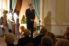 W imieniu Olgi Pasiecznik - Laureatki w kategorii Muzyka – nagrodę odebrał Krzysztof Kur, zastępca dyrektora Warszawskiej Opery Kameralnej. Fot. arch. UMWM