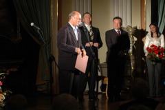 „Nie sądziłem, że nagroda ta sprawi mi tyle radości” – powiedział Piotr Fronczewski odbierając statuetkę. Fot. arch. UMWM