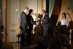 Laureat Piotr Fronczewski przyjmuje gratulacje i statuetkę z rąk przewodniczącego Roberta Soszyńskiego i marszałka Adama Struzika. Fot. arch. UMWM