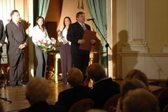 W imieniu Olgi Pasiecznik - Laureatki w kategorii Muzyka – nagrodę odebrał Krzysztof Kur, zastępca dyrektora Warszawskiej Opery Kameralnej. Fot. arch. UMWM