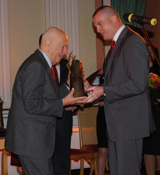 Laureatem Nagrody „Dzieło życia” został w 2008 roku Erwin Axer. Przewodniczący Robert Soszyński wręcza Laureatowi statuetkę. Fot. UMWM