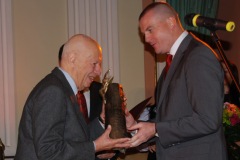 Laureatem Nagrody „Dzieło życia” został w 2008 roku Erwin Axer. Przewodniczący Robert Soszyński wręcza Laureatowi statuetkę. Fot. UMWM