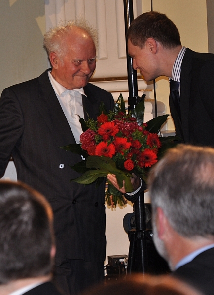 Medal pamiątkowy odebrał Eugeniusz Kabatc, nominowany w kategorii Literatura. Fot. UMWM