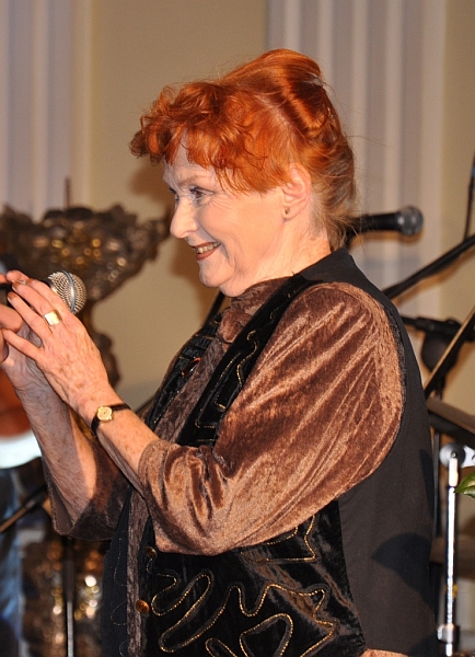 Barbara Krafftówna, nominowana do nagrody w kategorii Teatr, odebrała medal pamiątkowy. Fot. UMWM