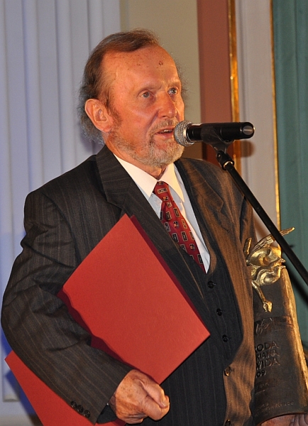 „Bardzo się cieszę z tej nagrody, bo Cyprian Norwid był w grupie polskich wieszczów wyjątkowy” – zaznaczył Ernest Bryll, Laureat Nagrody w kategorii Literatura. Fot. UMWM