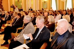 Pełna sala na zamku Królewskim w Warszawie. W pierwszym rzędzie zasiedli przewodniczący Kapituł Norwidowskich: (od prawej) Stefan Sutkowski, Lech Śliwonik, Stanisław Wieczorek. Fot. UMWM