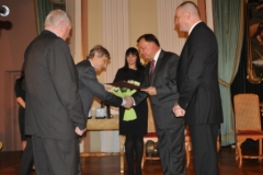 Nagrodę odbiera Laureat nagrody w kategorii Plastyka – Tadeusz Dominik, nagrodzony za wystawę „Tadeusz Dominik. Za oknem jest ogród”. Fot. UMWM