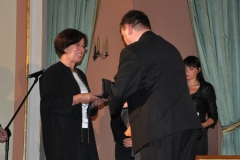 Medal pamiątkowy w imieniu nominowanego w kategorii „muzyka” Zygmunta Krauze odebrała żona. Fot. UMWM