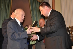 Wiesław Michnikowski - Laureat Nagrody "Dzieło życia" - odbiera statuetkę. Fot. UMWM