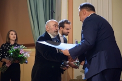 Jan Kucz odbiera nagrodę w kategorii Sztuki plastyczne