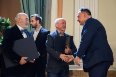 Laureaci Jan Kucz i Antoni Janusz Pastwa odbierają gratulacje od Marszałka Adama Struzika