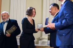W imieniu Antoniego Fałata Medal pamiątkowy odebrała córka Joanna