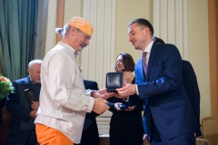 Andrzej Kalina odbiera Medal pamiątkowy z rąk Ludwika Rakowskiego